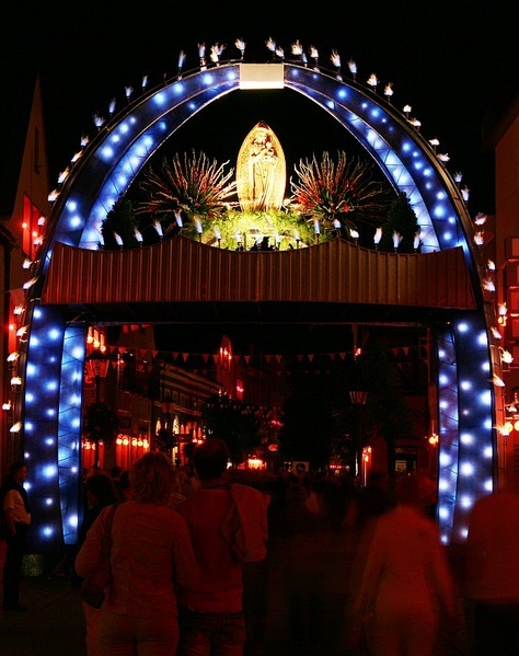 Maria Himmelfahrt: Beleuchteter Marienbogen bei Nacht