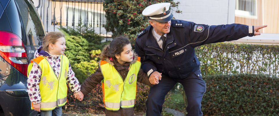 Verkehrserziehung durch einen Polizisten.