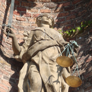 Statue (Justitia mit Richtschwert und Waage) vor dem Rathaus Düsseldorf.