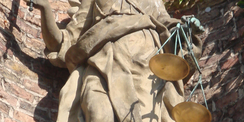 Statue (Justitia mit Richtschwert und Waage) vor dem Rathaus Düsseldorf.