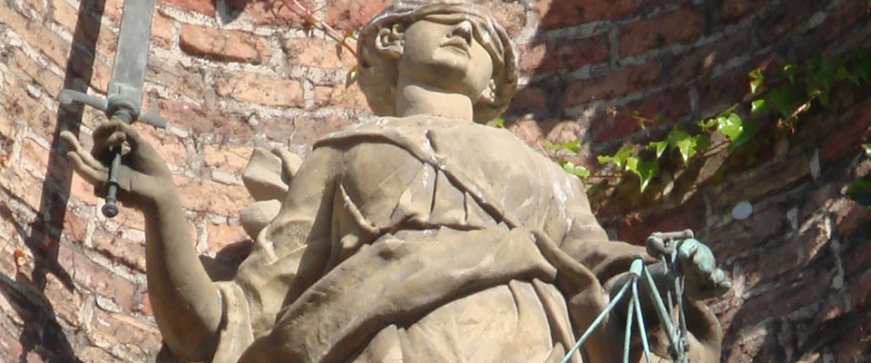 Statue (Justitia mit Richtschwert und Waage) vor dem Rathaus Düsseldorf.