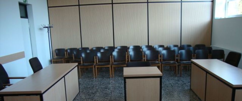 Das Bild zeigt den leeren Sitzungssaal II.