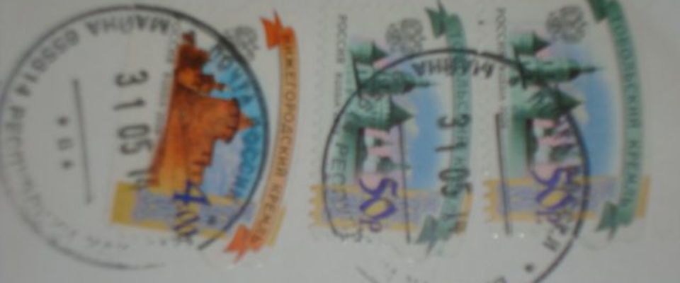 Das Bild zeigt einen Briefumschlag mit 2 bunten Poststempeln aus Russland.