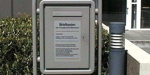 Das Bild zeigt den Briefkasten vor dem Amtsgerichtsgebäude.