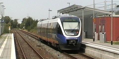 Das Bild zeigt einen Zug am Bahnhof Warendorf.