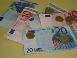 Euro-Geldscheine mit Kleingeld