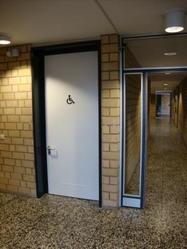 Die Behindertentoilette im Erdgeschoss Die Behindertentoilette im Erdgeschoss