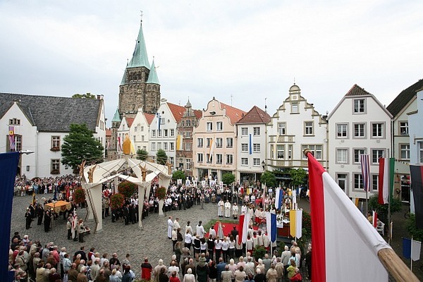 Große Stadtprozession am Mariä Himmelfahrtssonntag (Abschlussgottesdienst auf dem Marktplatz Warendorf)