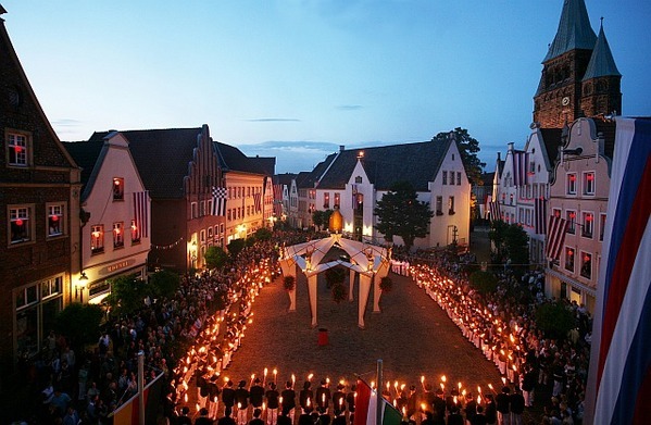 Zapfenstreich des Bürgerschützenvereins auf dem Marktplatz Warendorf